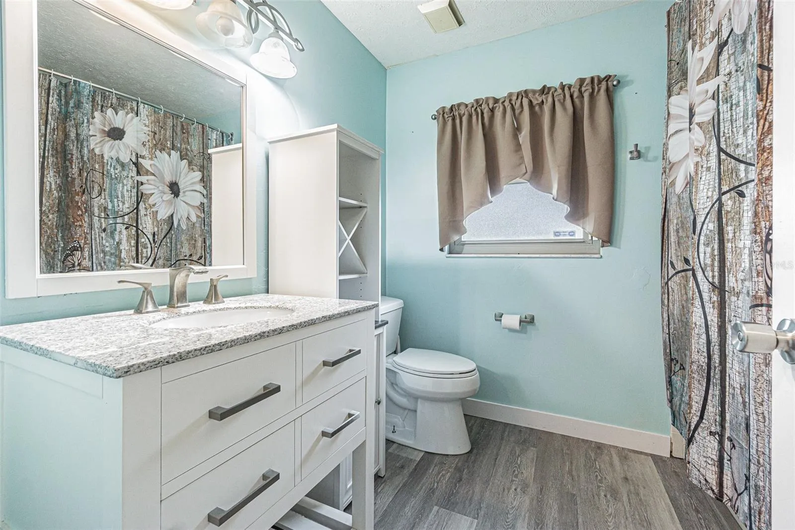 bath 2 in hallway between bedrooms 2 &amp; 3