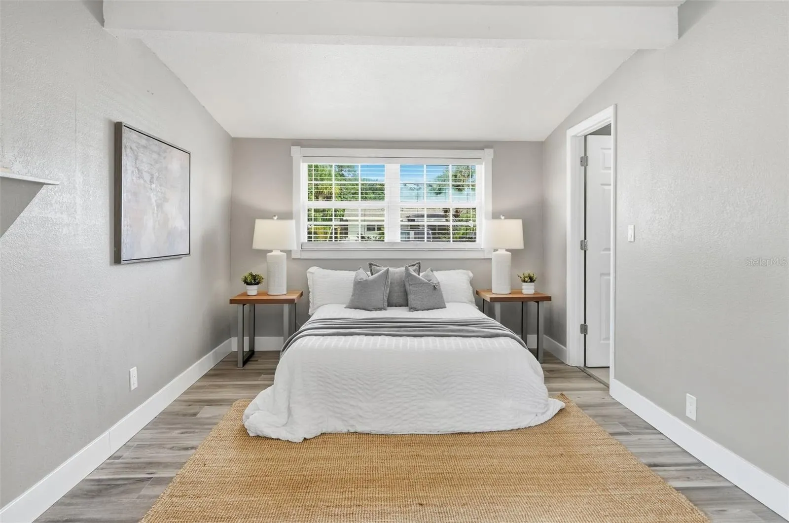 Primary Bedroom with an en-suite and walk-in closet
