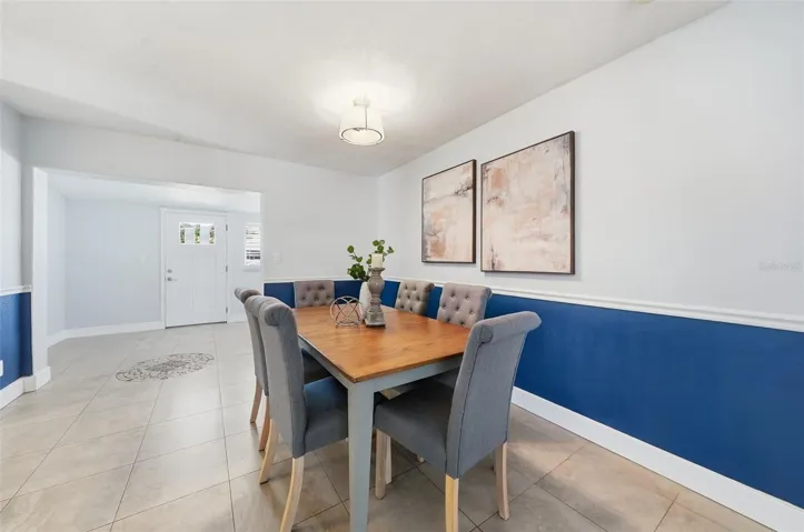 Dining Room-who doesnt love a dinner party??