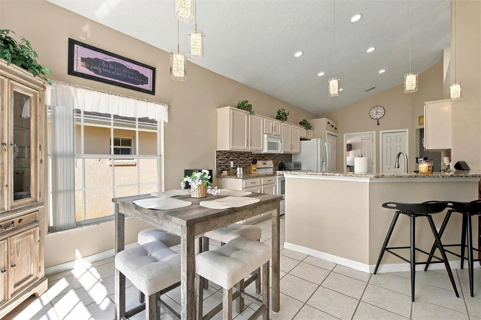 Eat-in kitchen &amp; breakfast bar