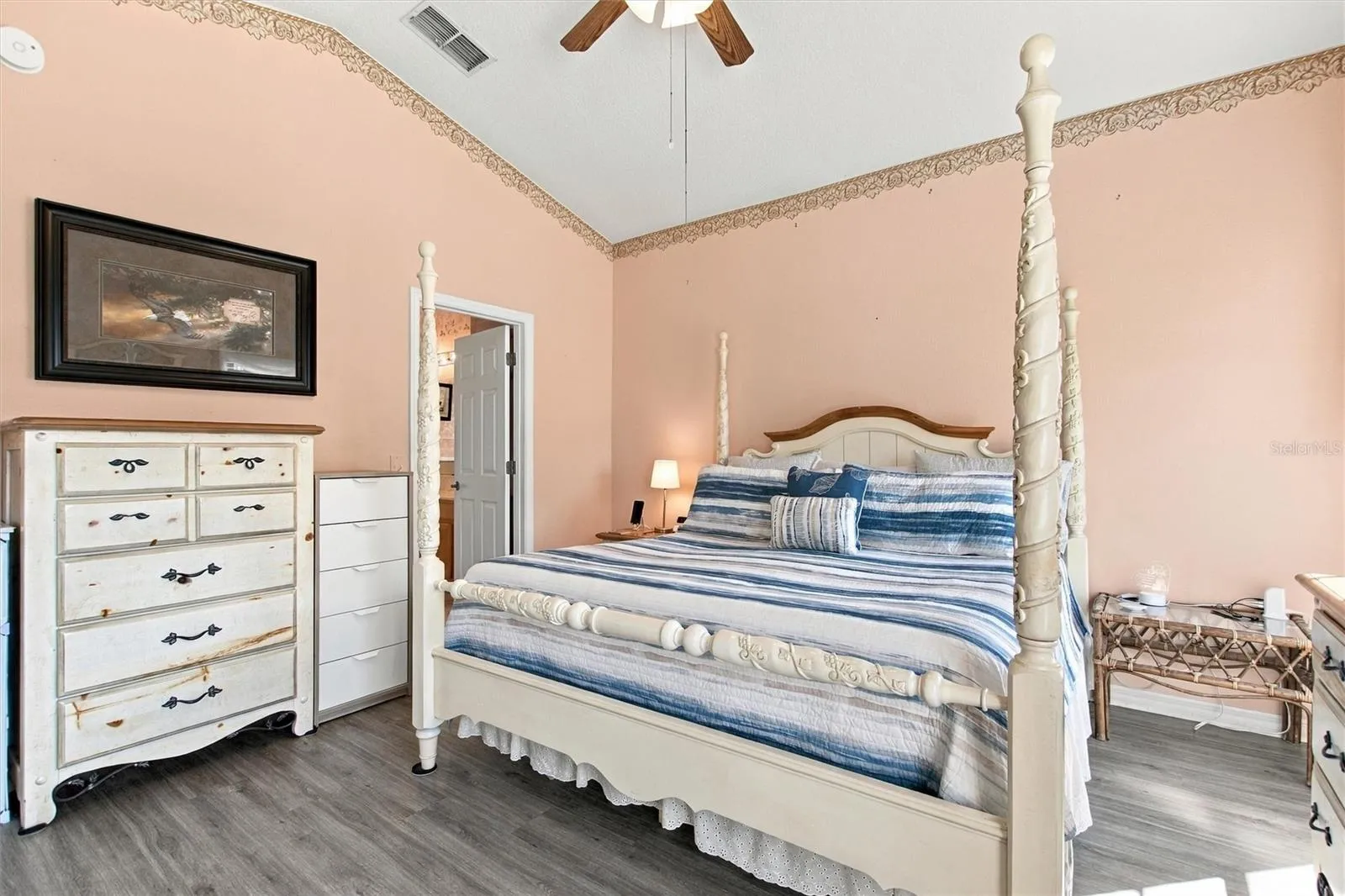 Primary en suite bedroom