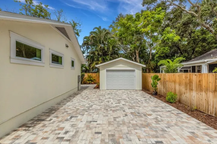 Garage / Driveway
