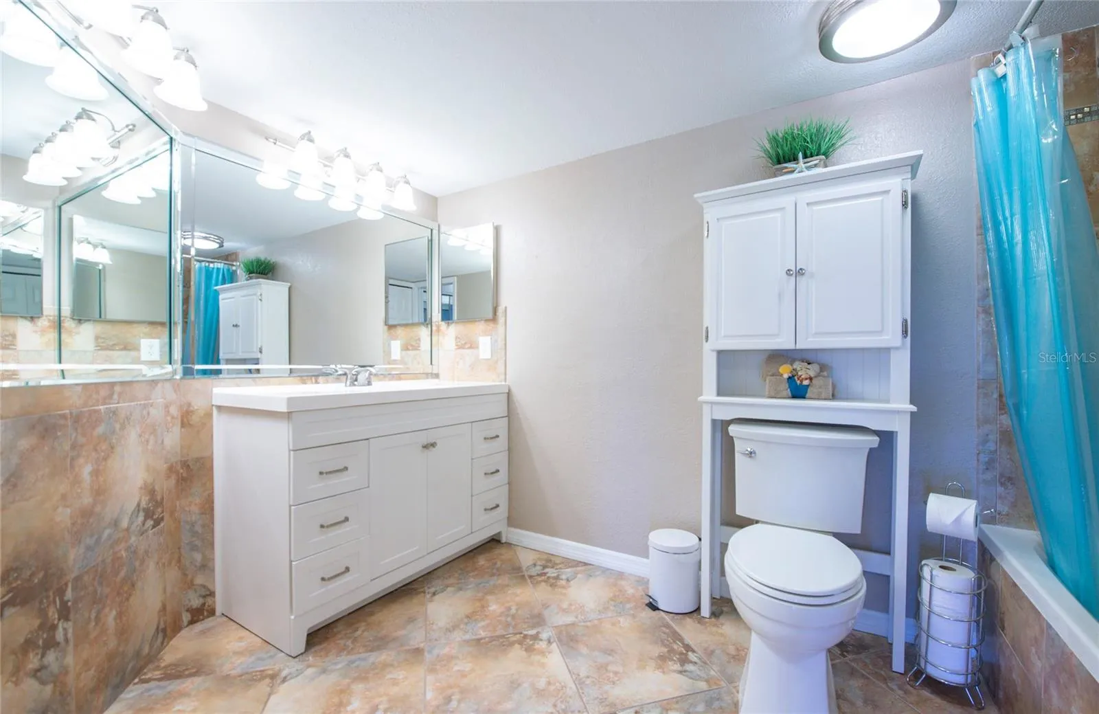 Primary En Suite Bathroom