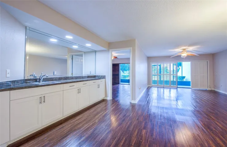 Wet Bar-perfect for entertaining