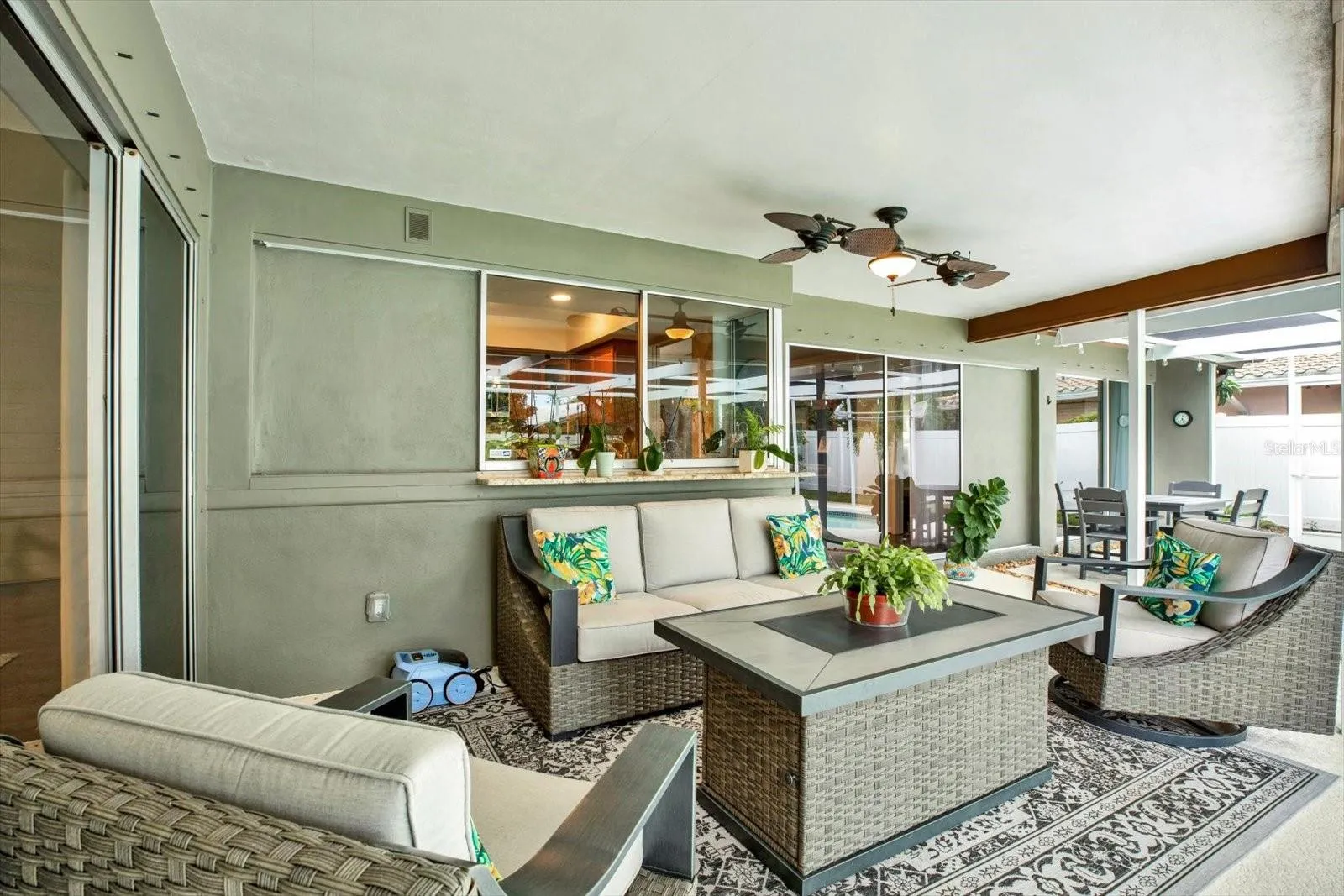 Relaxing Screened in Patio
