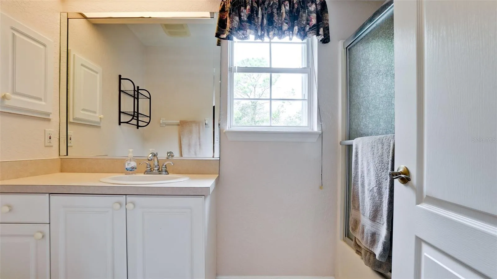Hall Bathroom just off primary for bedrooms #1 &amp; 2