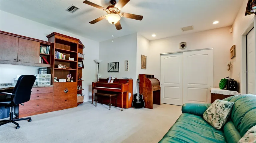 4th bedroom/bonus room w/private entrance