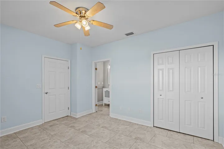 Guest Suite w/ Bathroom Access