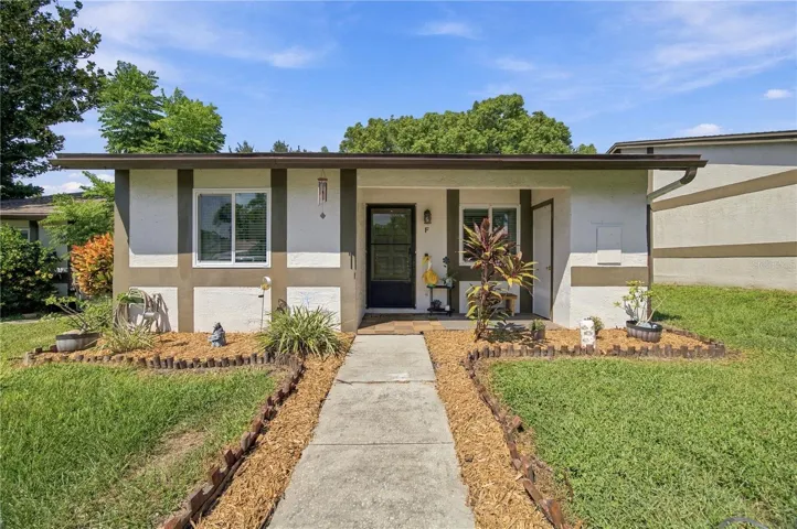 Beautiful End Unit Front of Home