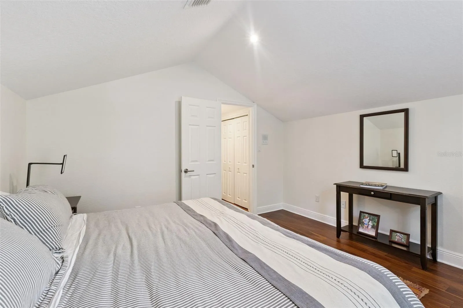 Second floor private suite - Bedroom - View 2.