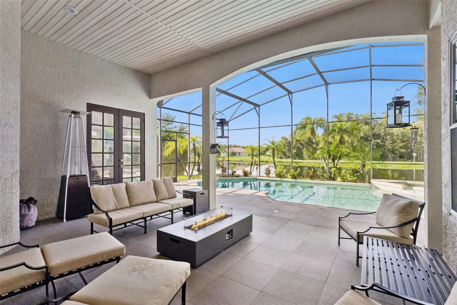 Pool lanai area - View 3.