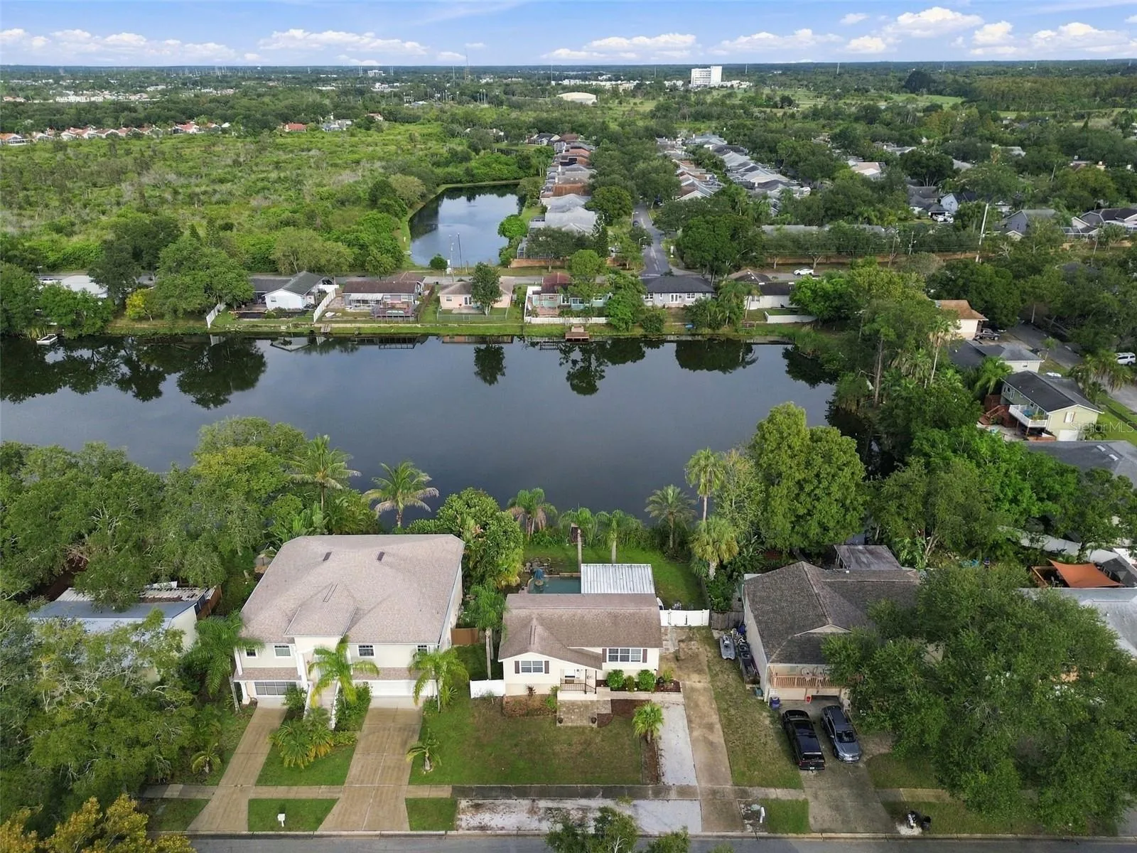 Aerial view of home w/ lake