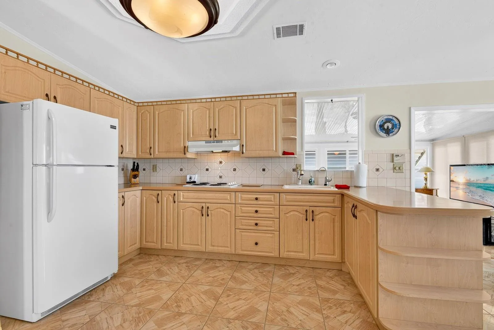 Large kitchen area tons of cabinets
