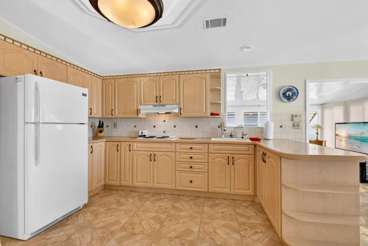 Large kitchen area tons of cabinets