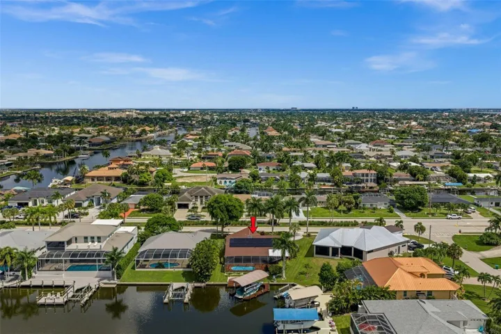 Convenient to downtown Cape Coral, Cape Harbour and Tarpon Point