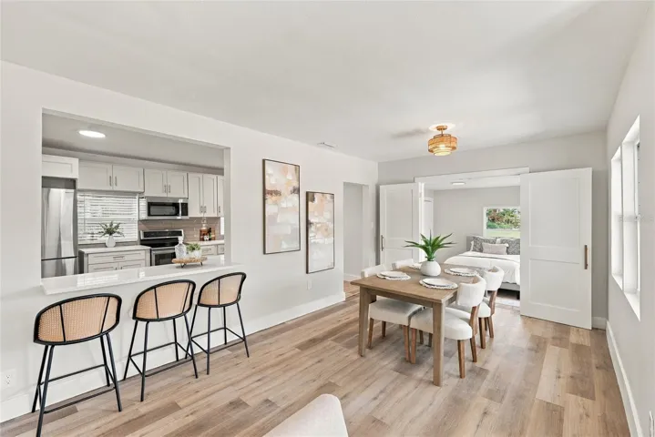 Dining Room &amp; Breakfast Bar