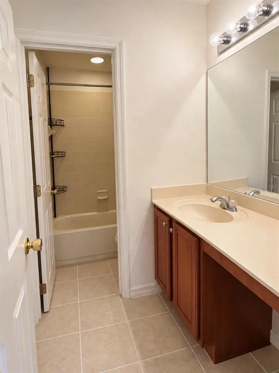 Upstairs Full Bathroom