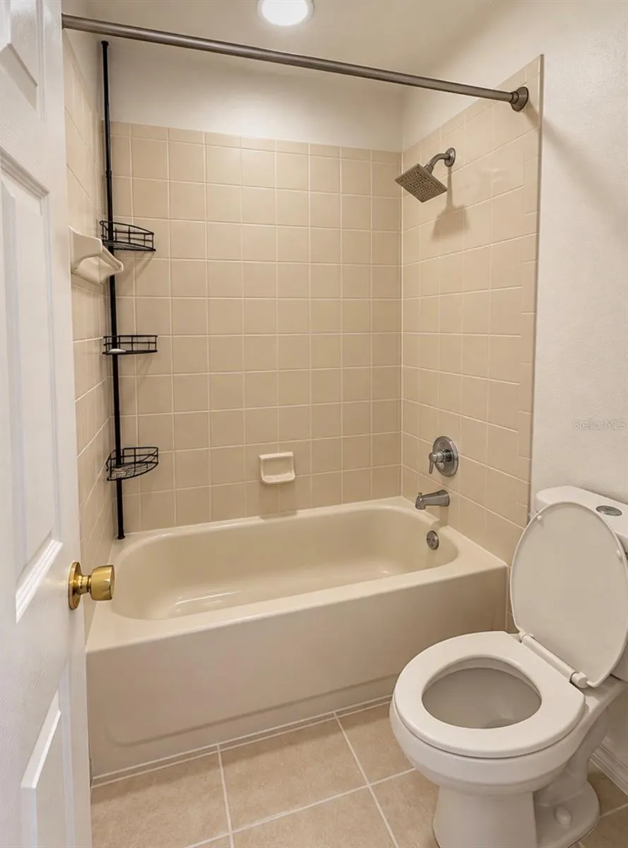 Upstairs Full Bathroom