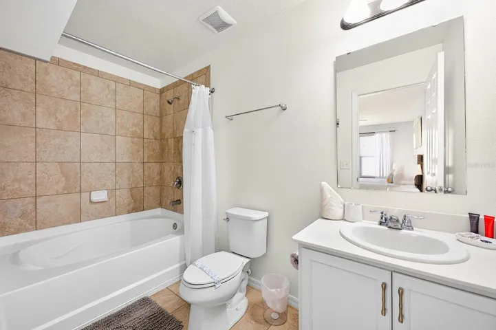 Primary en-suite bath.