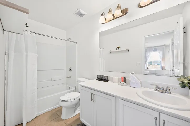 Second full/en-suite bath.