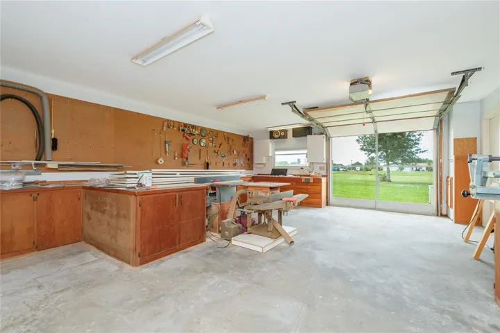 Workshop with 1 car garage