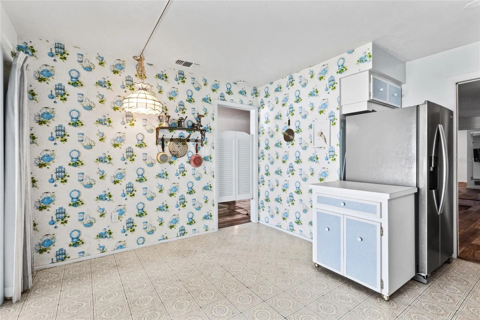 Kitchen with eat-in area
