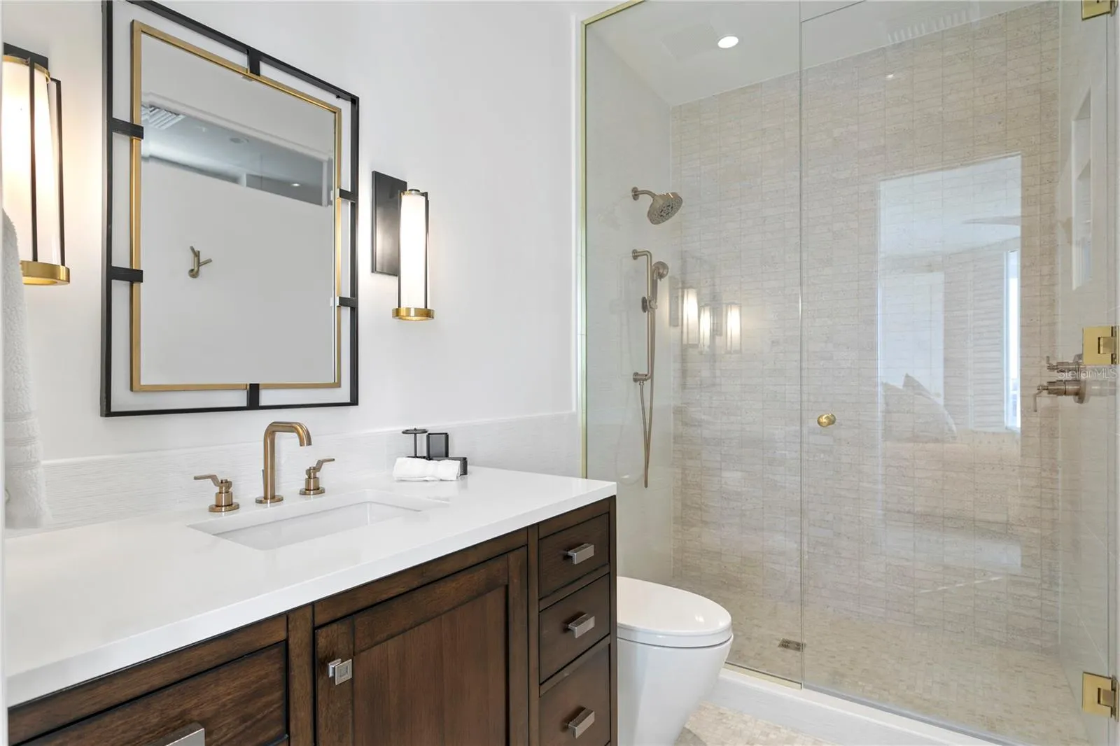 Guest room (1) ensuite bath