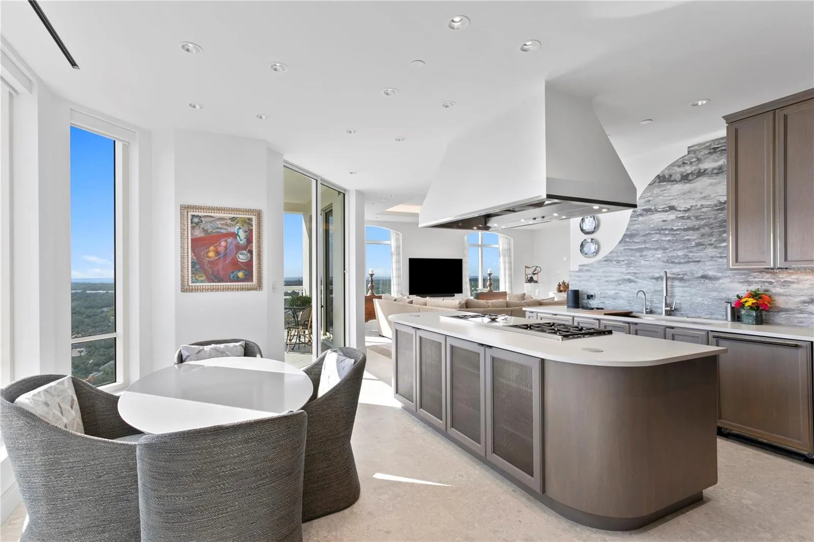 Stunning eat in kitchen