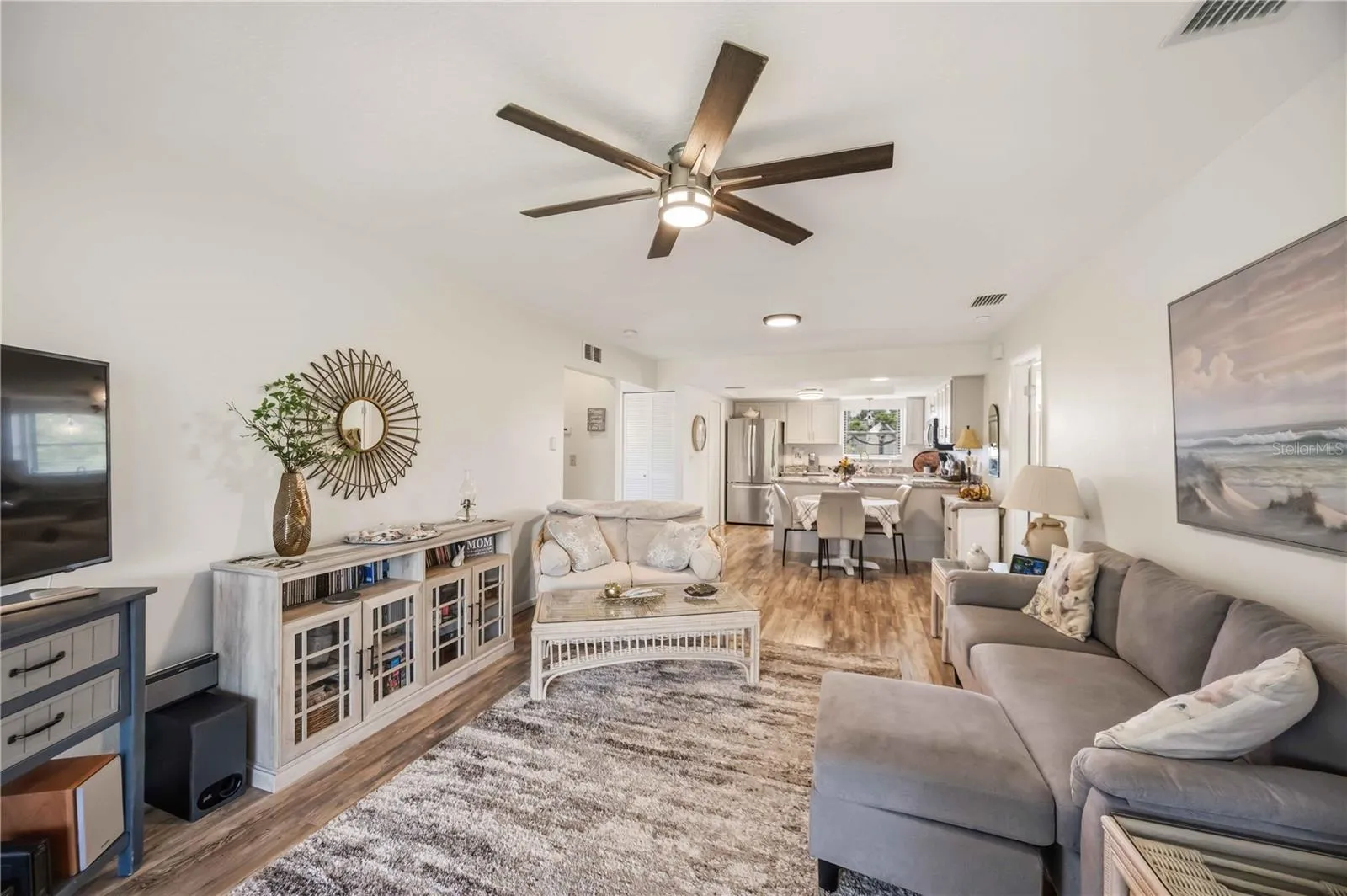 split floorplan, bedroom on each side