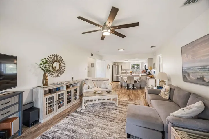 split floorplan, bedroom on each side