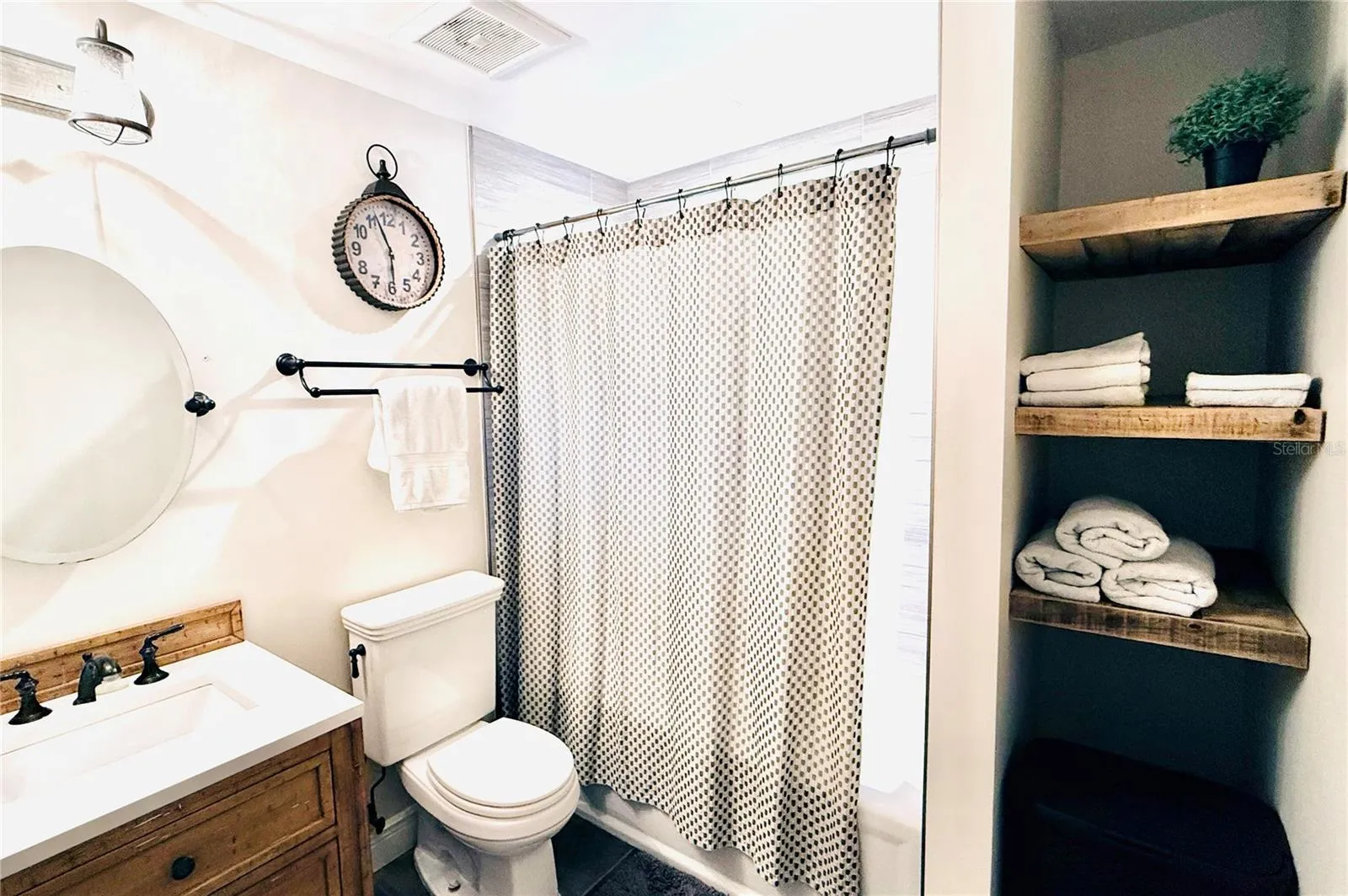 Second level full bath with tub/shower and single vanity.