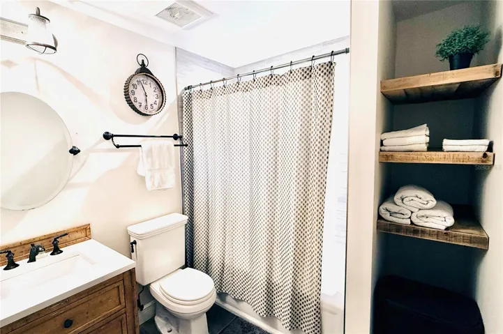 Second level full bath with tub/shower and single vanity.