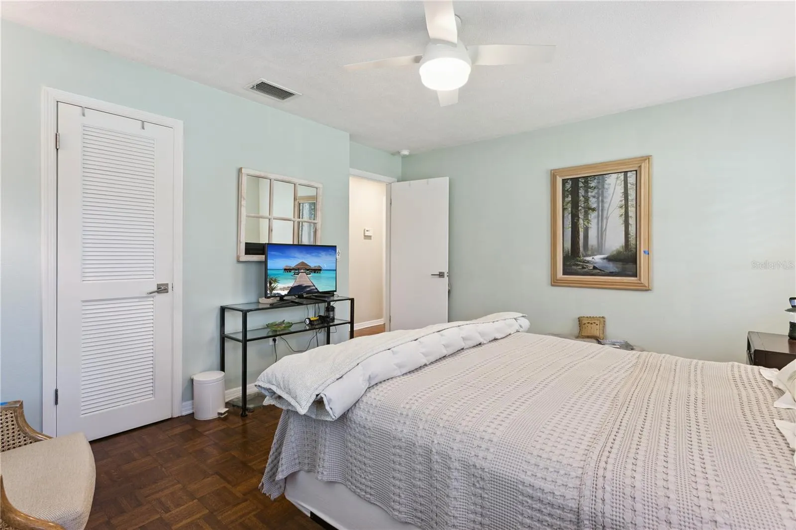 Guest bedroom