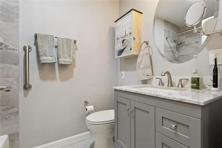 Hall bath across from the guest bedroom and office