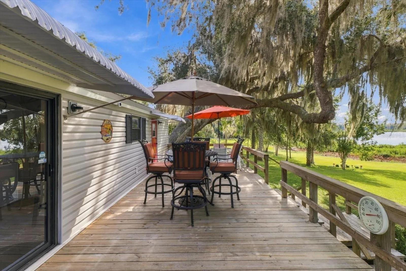 346' sf of strong, sturdy deck for outdoor entertaining