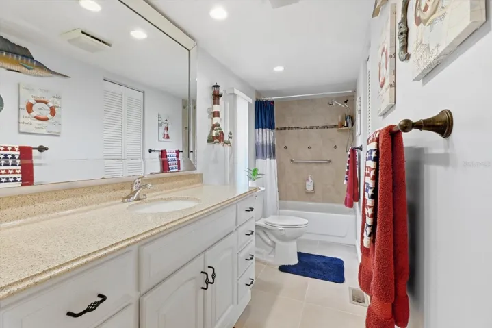 Primary Bathroom with tub/shower combination