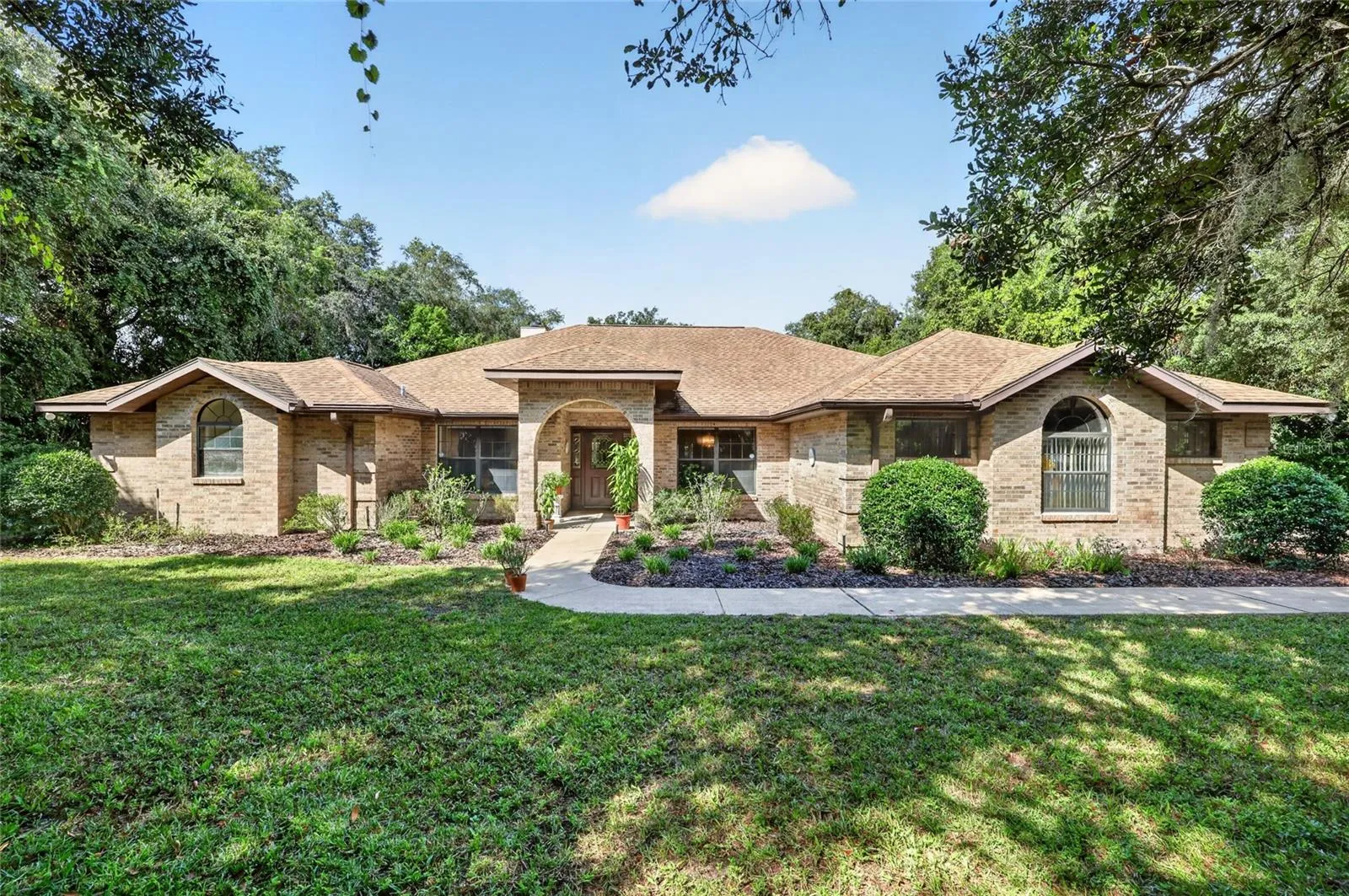 Lovely brick facade and stucco home in desirable Timberwood.