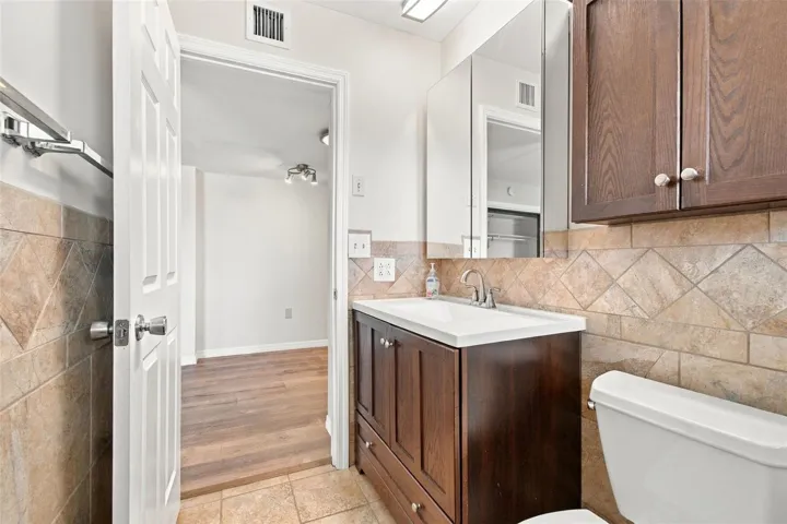 en-suite bath