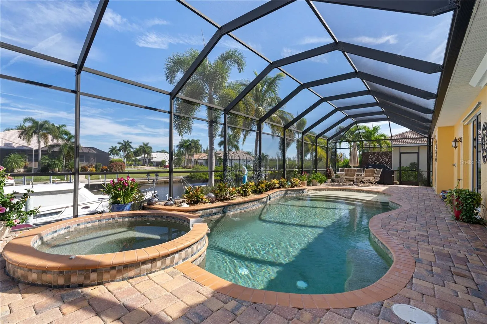 Pool w/attached spa