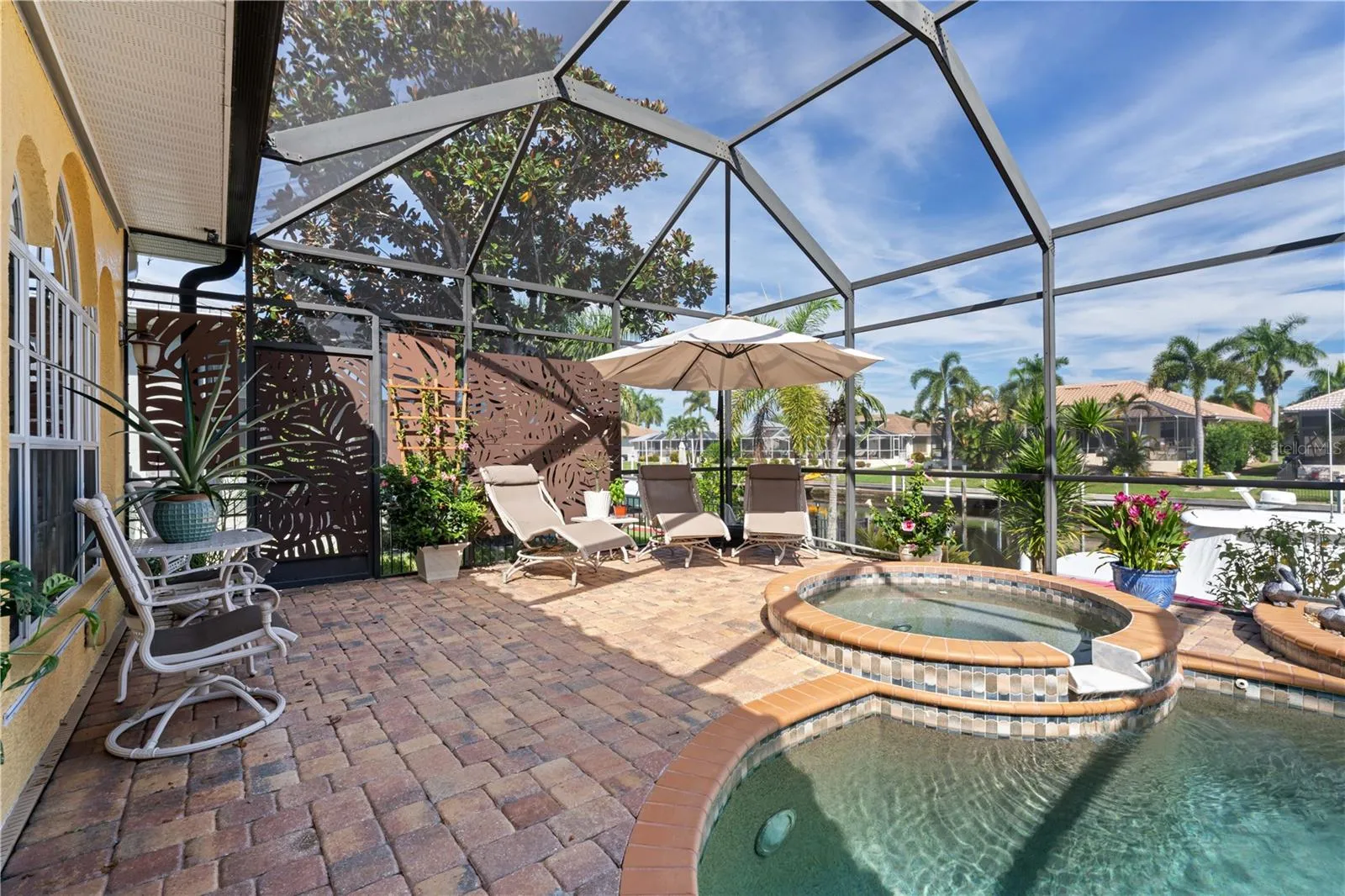 Pool w/in-ground spa