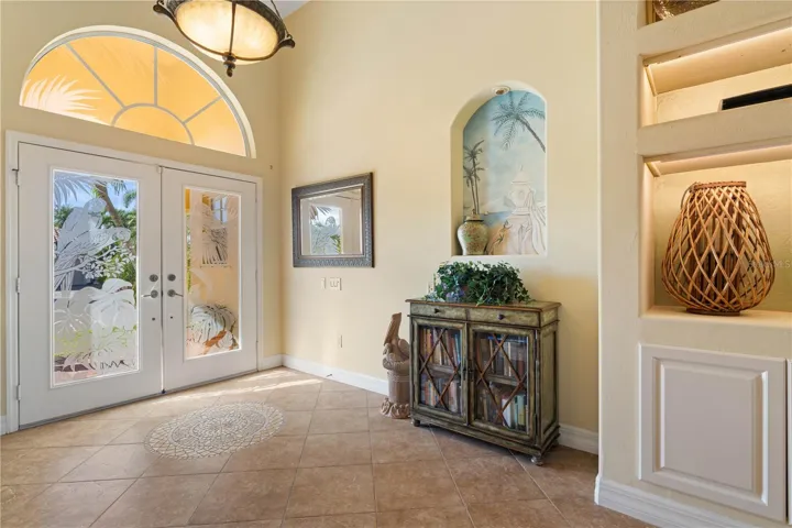 Bright foyer w/decorative nook