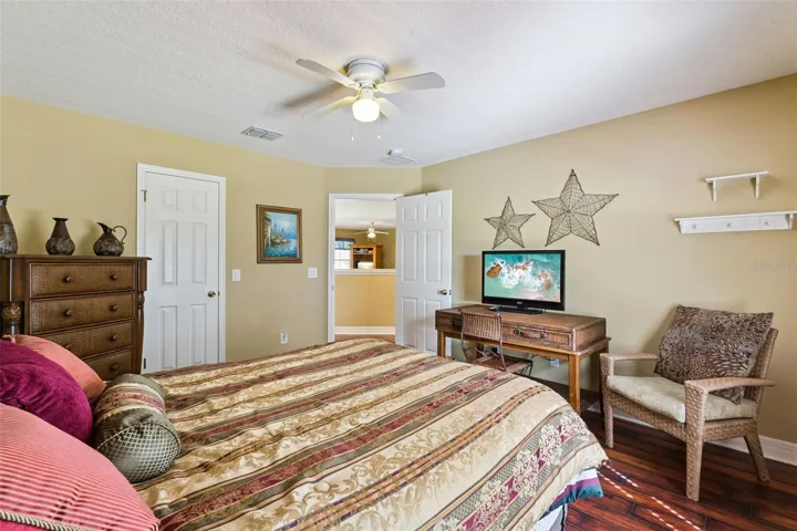 Upstairs Bedroom 5