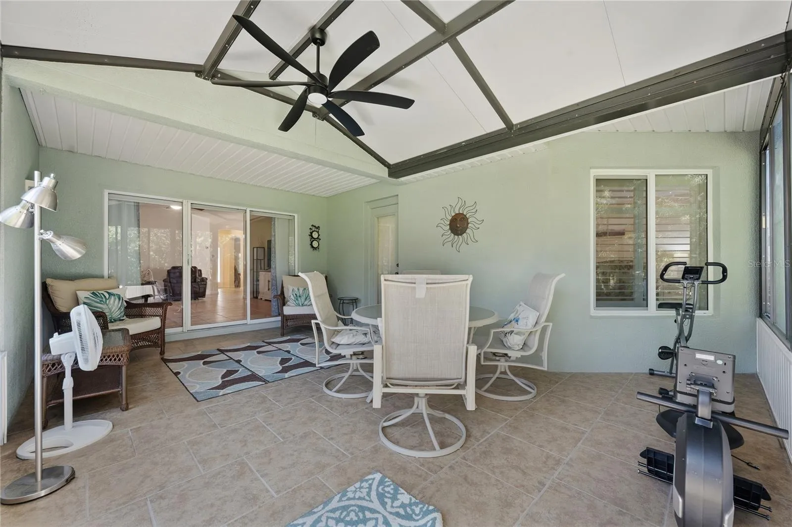 Enclosed patio w/fan