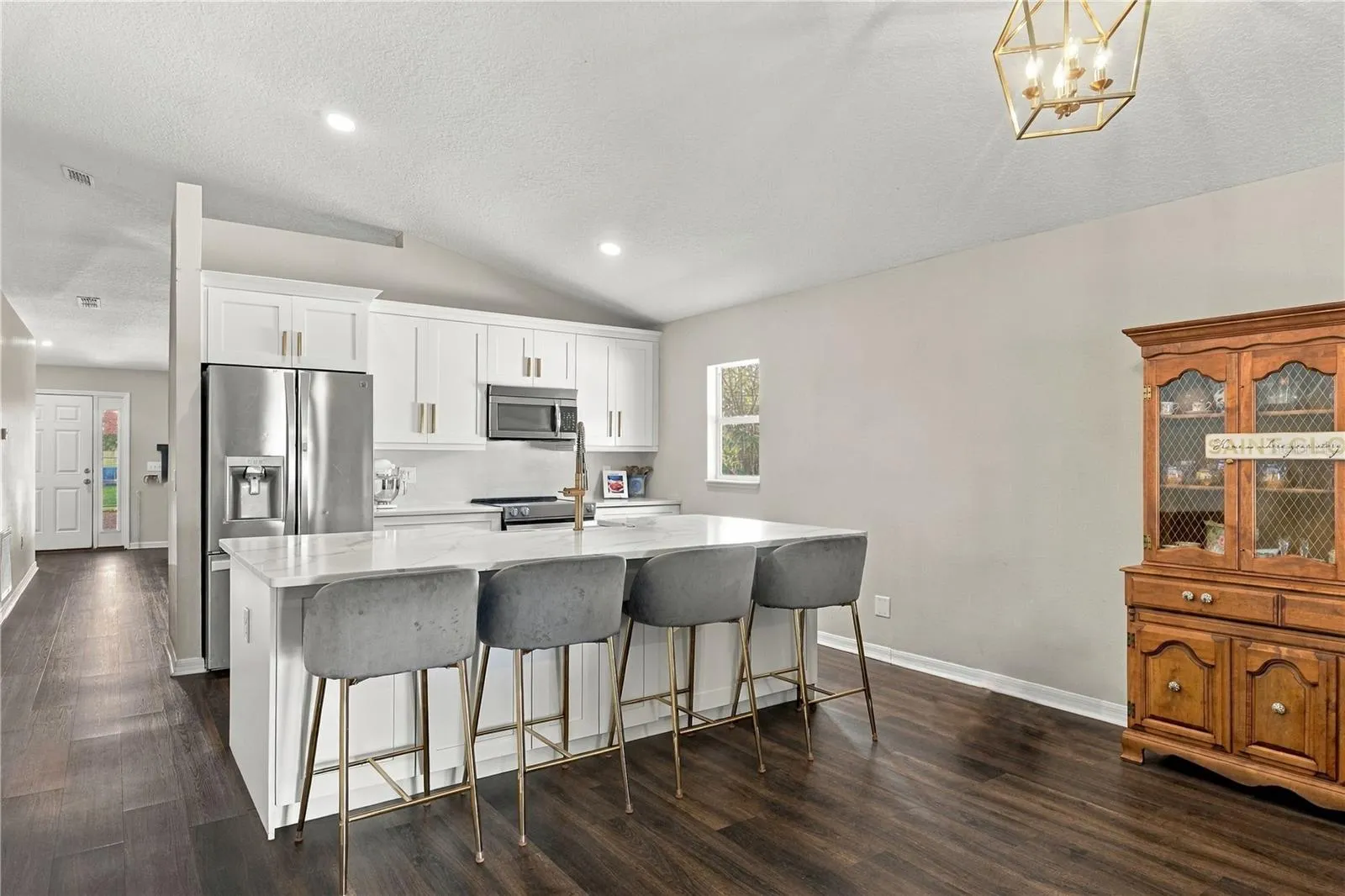 Breakfast Bar &amp; Remodeled Kitchen