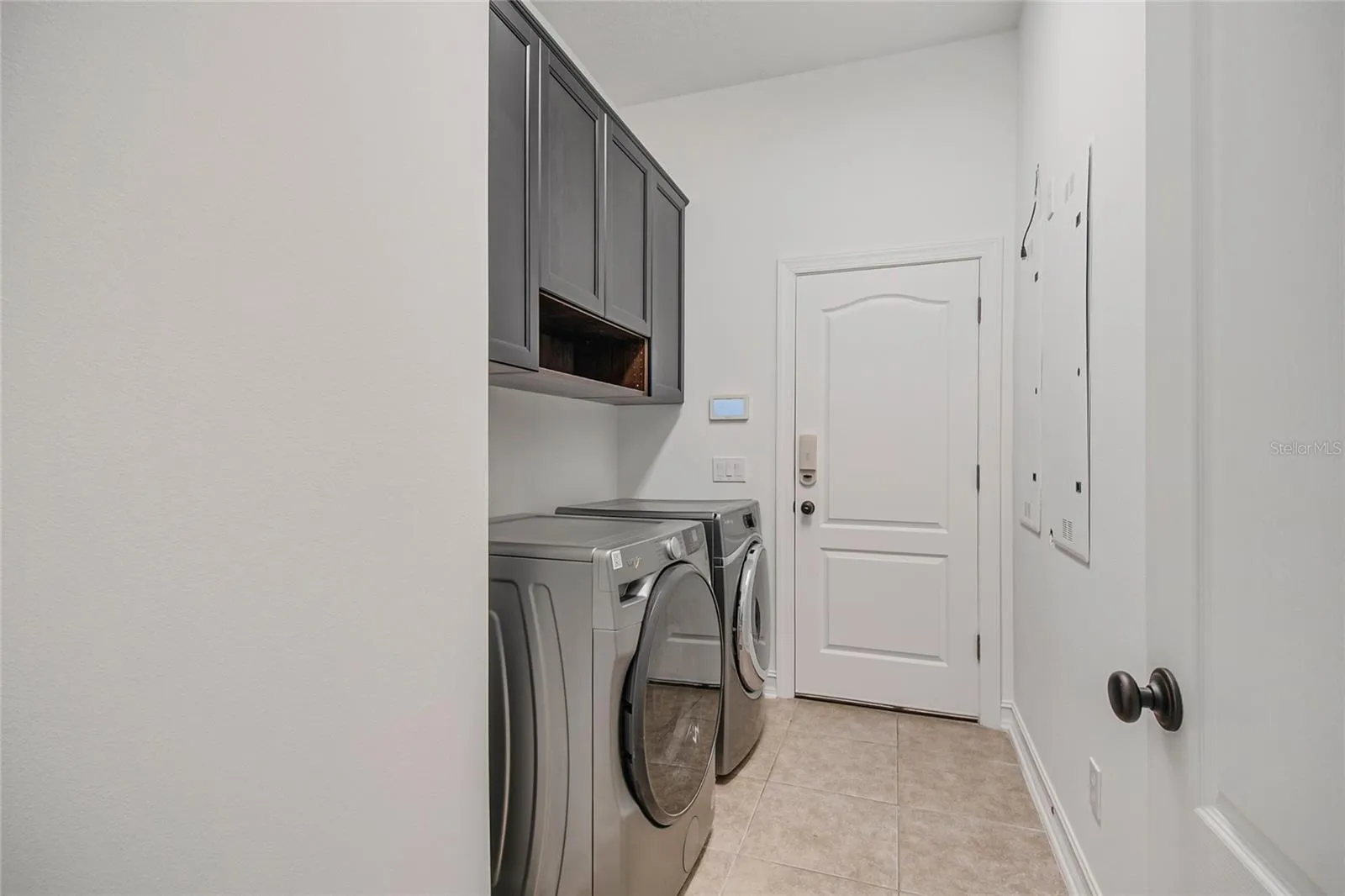 LAUNDRY ROOM TOWARDS GARAGE