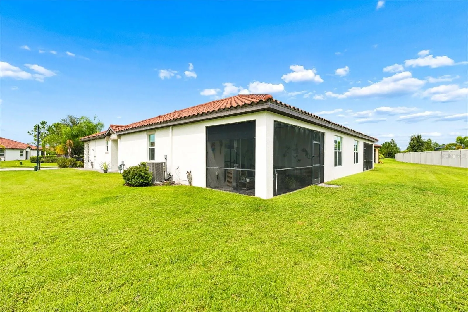 SPACIOUS BACK YARD