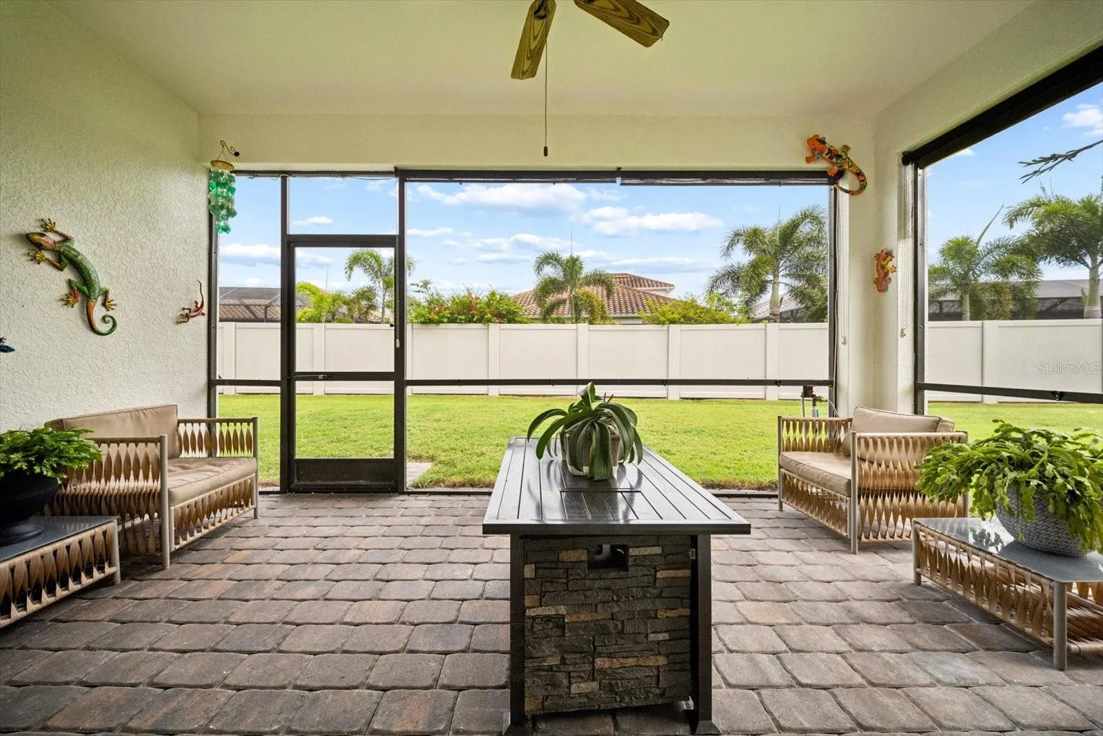 SCREENED LANAI