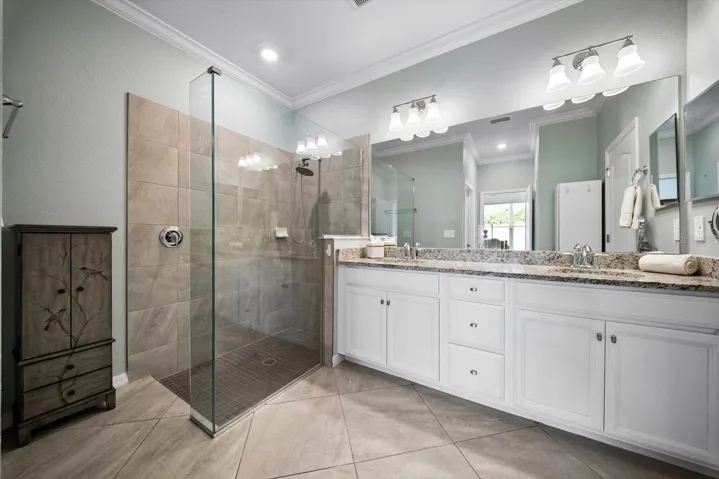 FRAMELESS WALK IN SHOWER