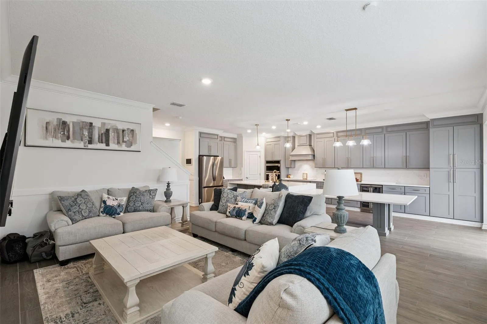 Open floor plan concept with a lot of natural light