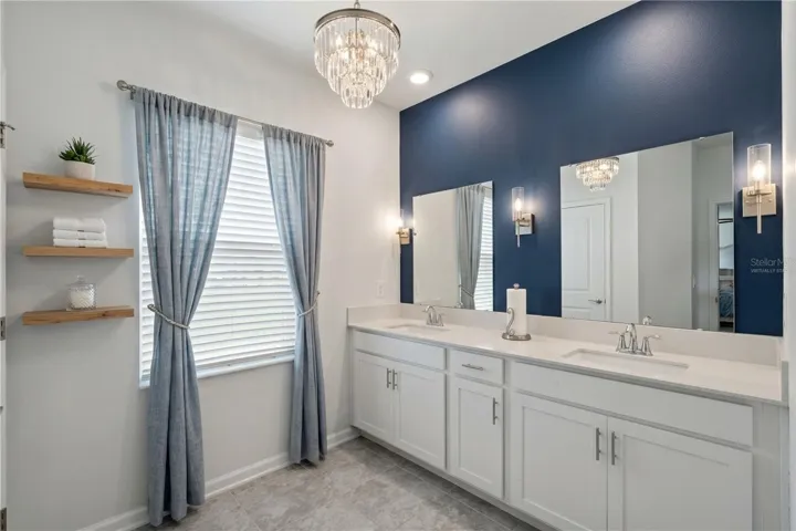 Virtually staged upstair owner's ensuite bathroom